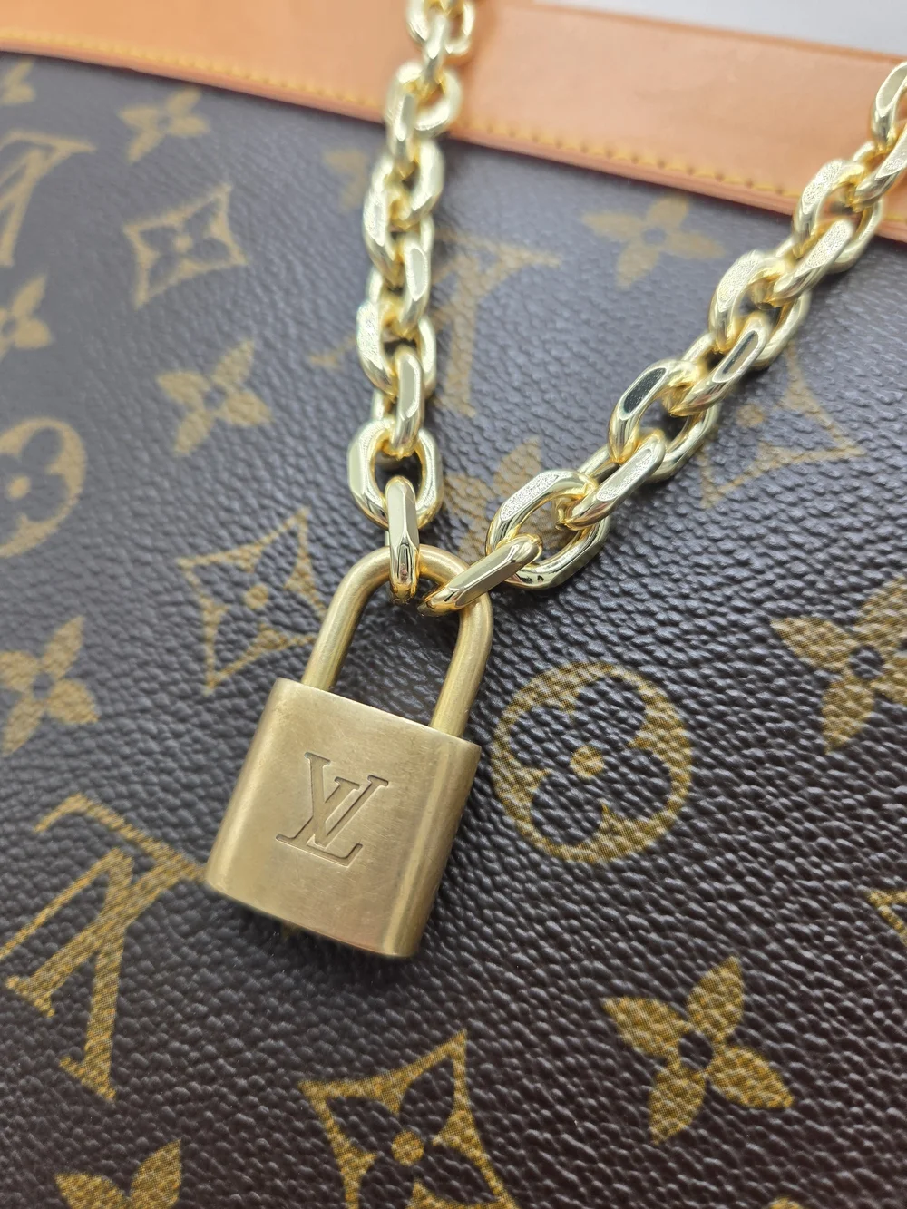 Authentic Louis Vuitton Lock Chunky Chain Statement Necklace 313 Series